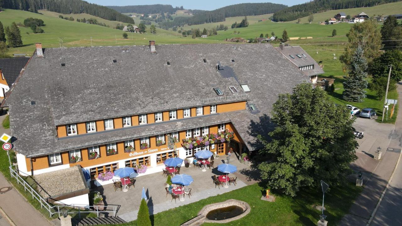 Hotel Zum Loewen - Unteres Wirtshaus 티티제-노이슈타트 외부 사진