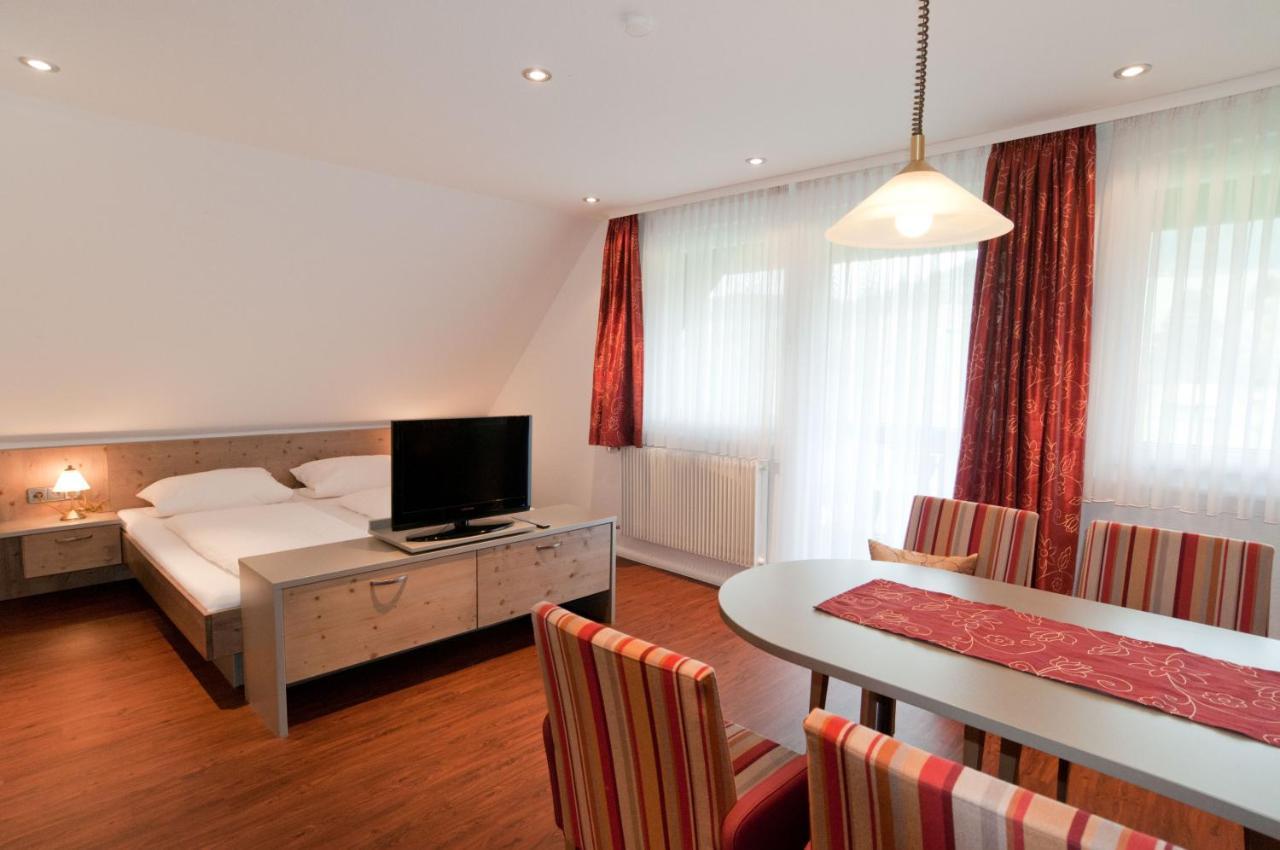 Hotel Zum Loewen - Unteres Wirtshaus 티티제-노이슈타트 외부 사진
