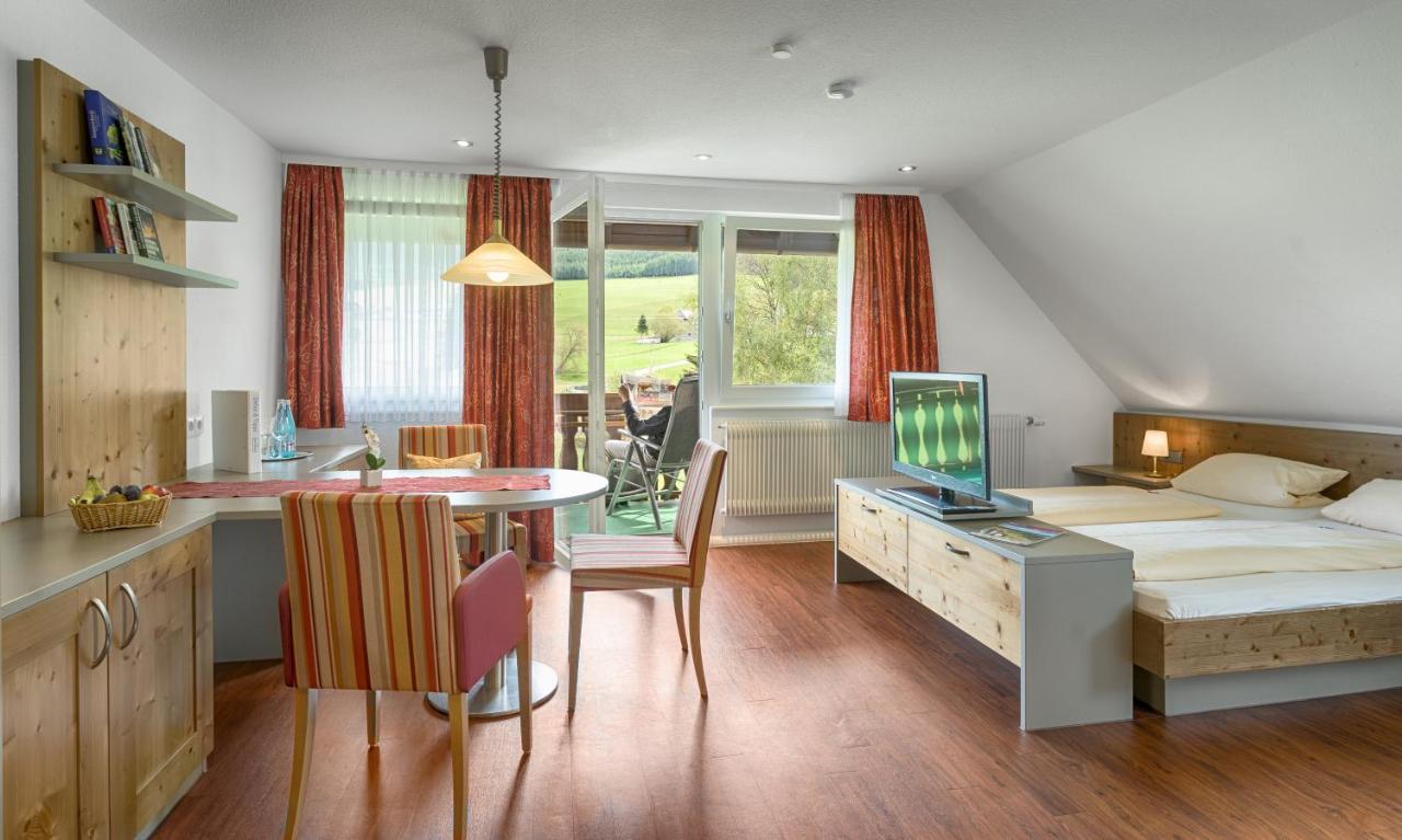 Hotel Zum Loewen - Unteres Wirtshaus 티티제-노이슈타트 외부 사진