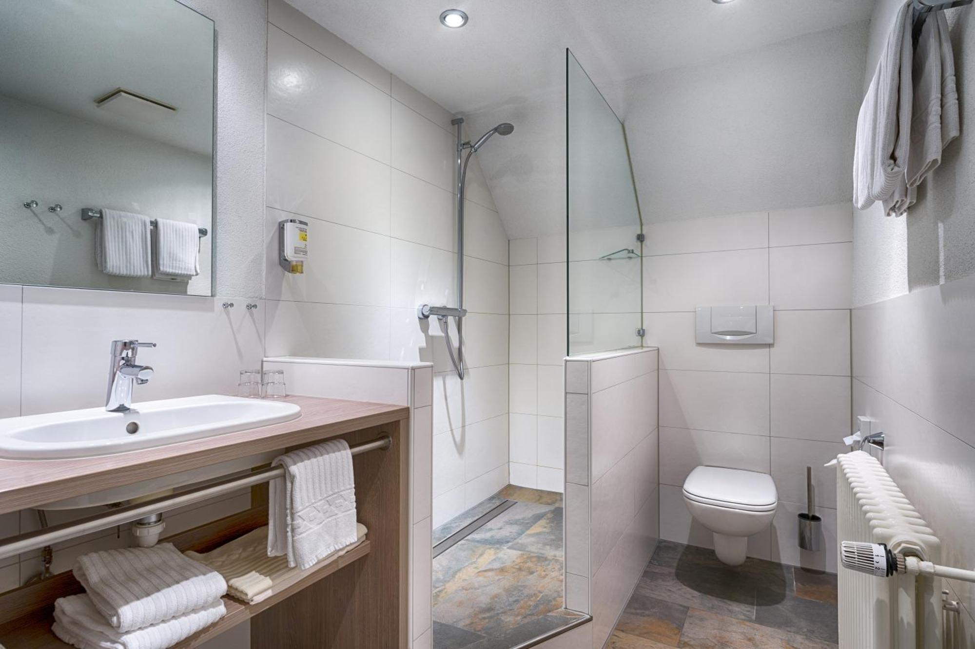 Hotel Zum Loewen - Unteres Wirtshaus 티티제-노이슈타트 외부 사진