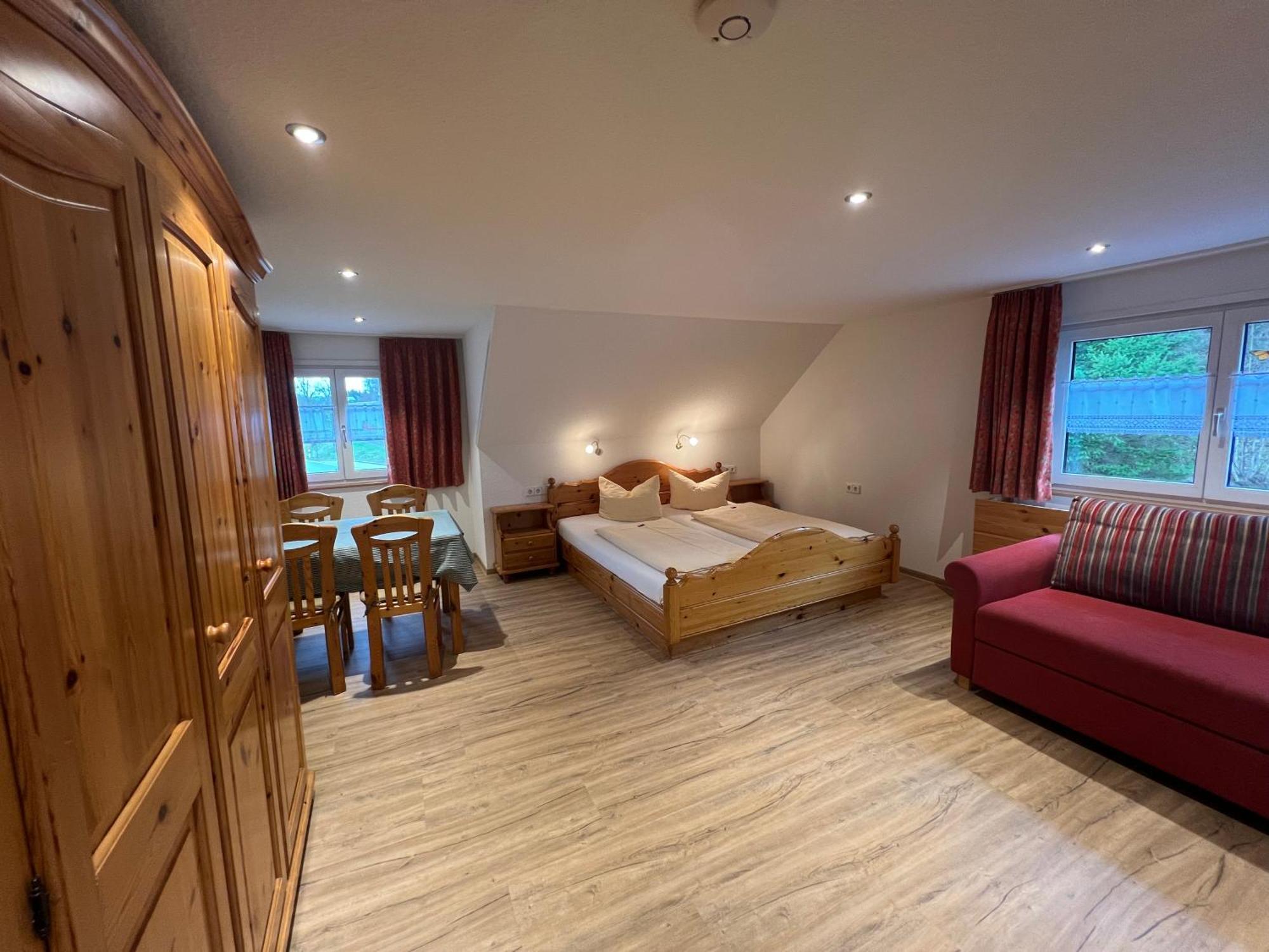 Hotel Zum Loewen - Unteres Wirtshaus 티티제-노이슈타트 외부 사진