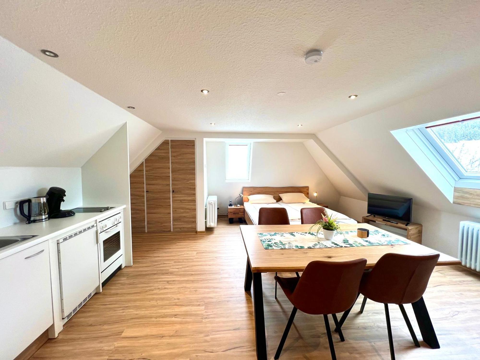 Hotel Zum Loewen - Unteres Wirtshaus 티티제-노이슈타트 외부 사진