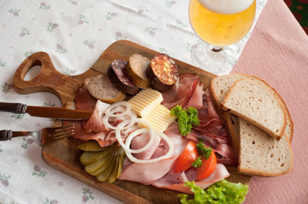 Hotel Zum Loewen - Unteres Wirtshaus 티티제-노이슈타트 외부 사진