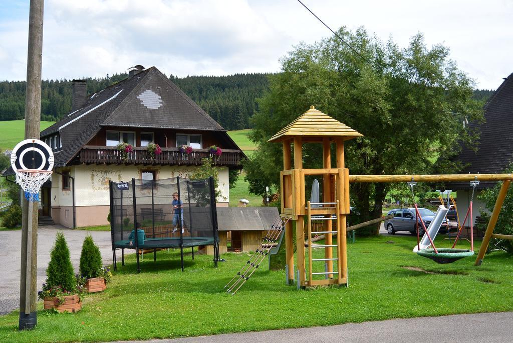 Hotel Zum Loewen - Unteres Wirtshaus 티티제-노이슈타트 외부 사진