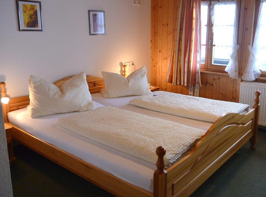 Hotel Zum Loewen - Unteres Wirtshaus 티티제-노이슈타트 객실 사진
