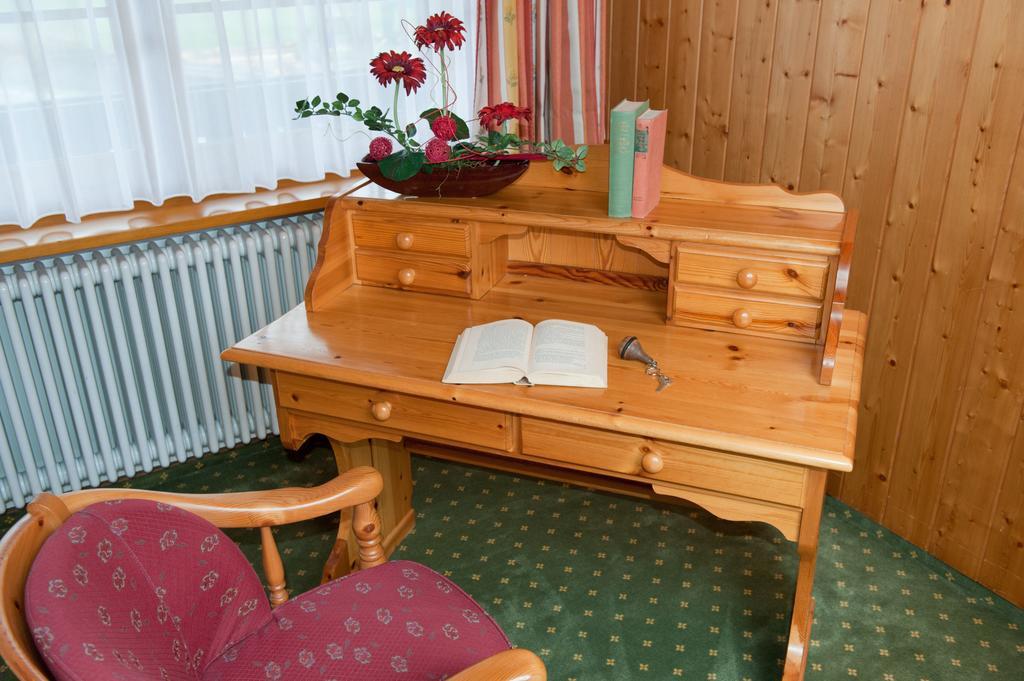 Hotel Zum Loewen - Unteres Wirtshaus 티티제-노이슈타트 객실 사진